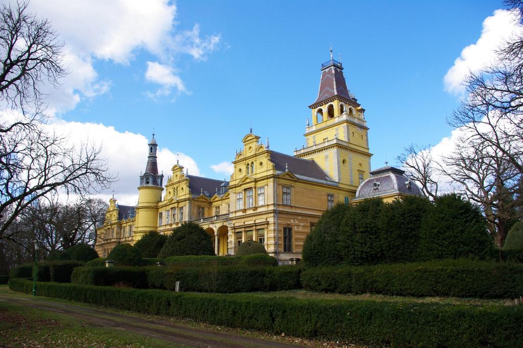 ホテル Deutsches Haus Szabadkígyós エクステリア 写真